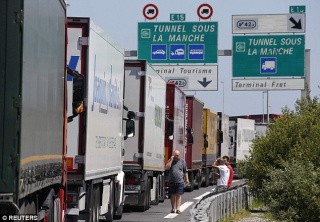 Port of Calais closed again